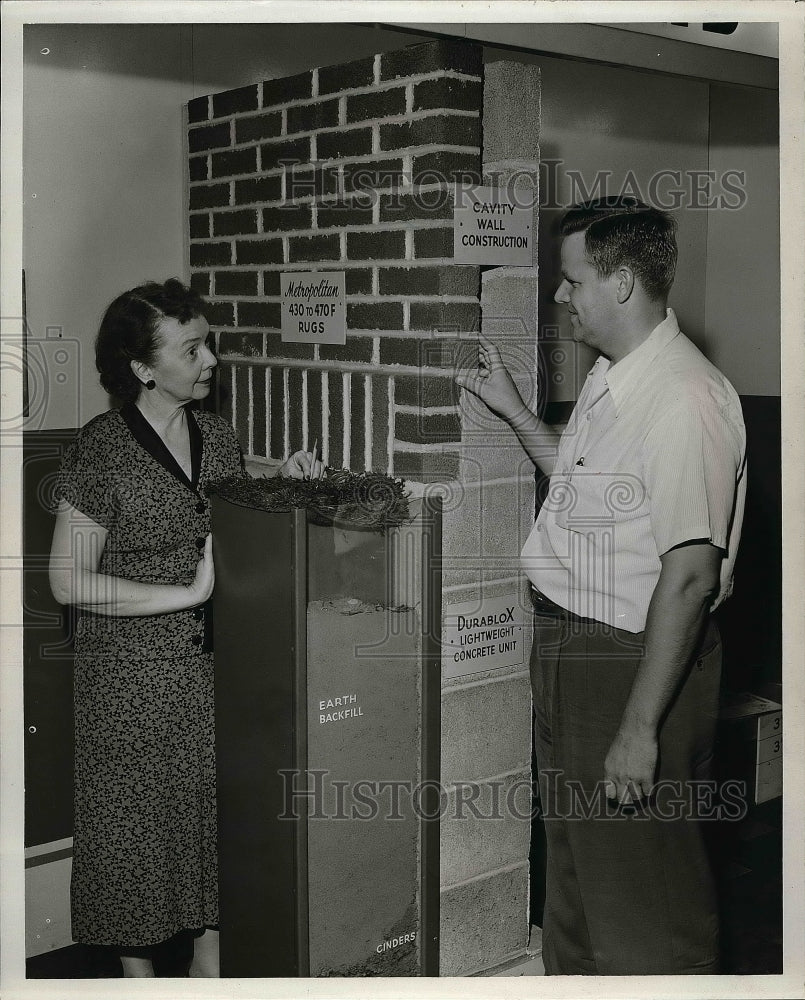 1951 Press Photo Mrs. Bonnie Zeiser Speaking With Associate At Building Exchange - Historic Images