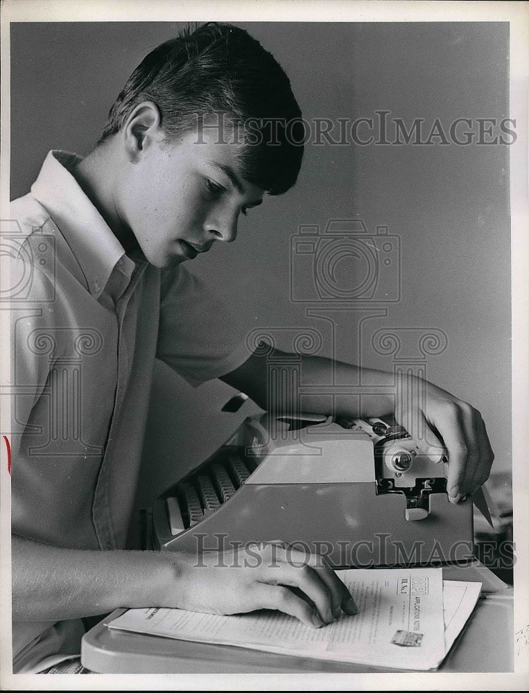 1968 Tod Gorham typing on a typewriter  - Historic Images