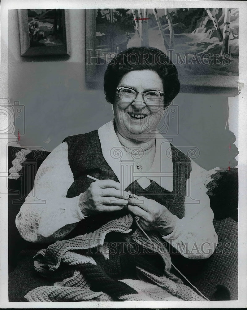 Press Photo Mrs Sara H Sraley Crocheting &amp; Painting - nea56314 - Historic Images