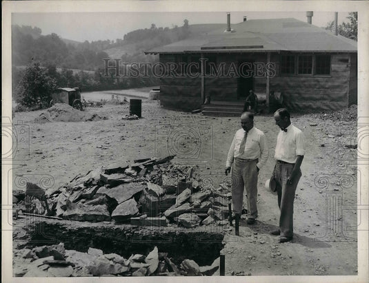 1935 Press Photo Engineer Of Glendenning Dam & Assistant View Sinking Of Well - Historic Images