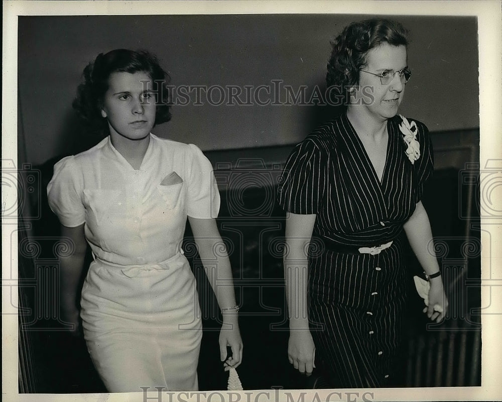 1938 Press Photo Barbara Carroll &amp; Mother Ruby Carroll On The Way To Courtroom - Historic Images