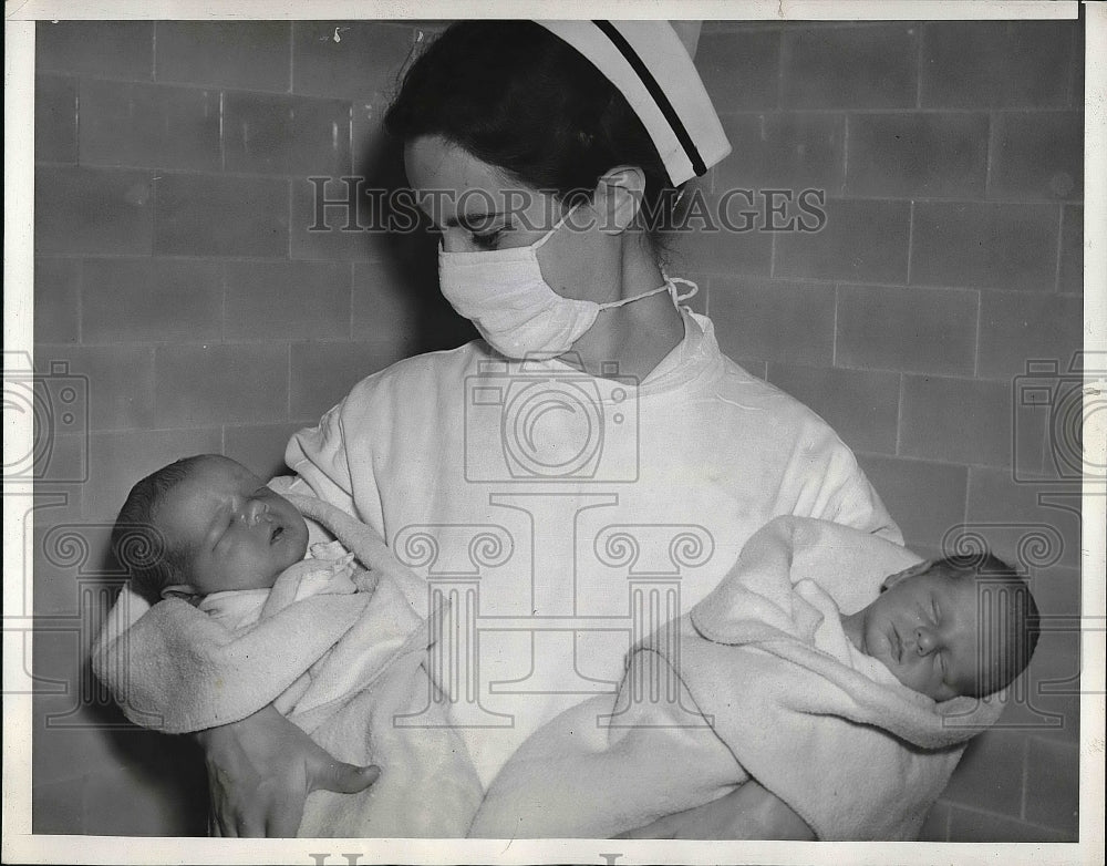 1939 Press Photo Nurse Sarah Schuly Holding Twin Sons Of Mr. & Mrs. G.F. Curley - Historic Images
