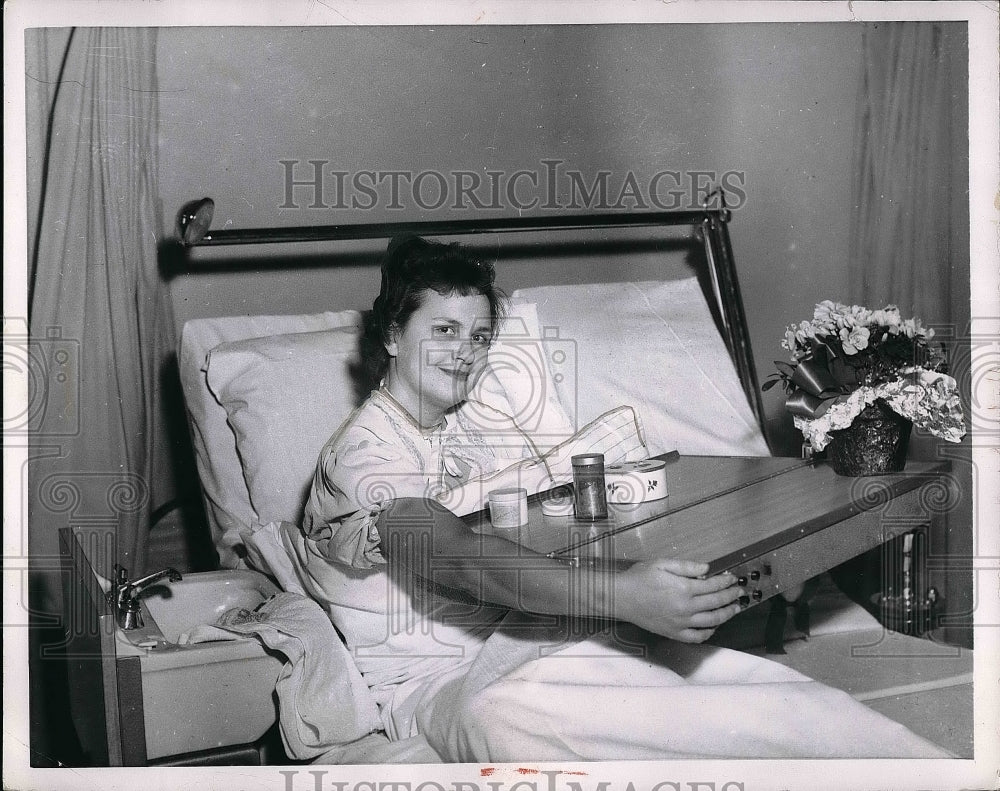 1954 Press Photo Florence Nightingale Laying On Beem Bed At Stanford Hospital - Historic Images