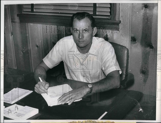 1958 Press Photo Harry E. Stiles, Project Manager Crab Orchard National Wildlife - Historic Images