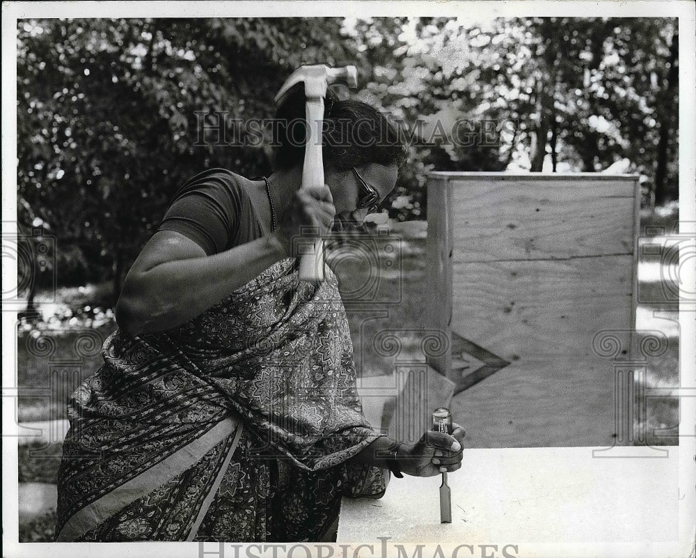 1969 Mrs. Sarjani Dastur Of India Converting Wooden Box Into Oven - Historic Images