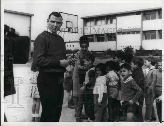 1963 Press Photo Actor John J. Desmond Standing Outside With Students - Historic Images