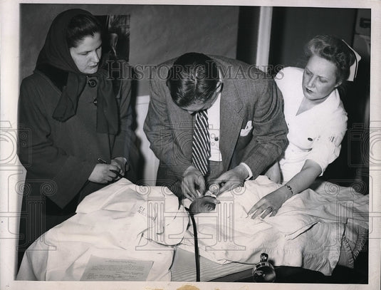 1948 Press Photo Dr. Sidney smith at Childrens Memorial Hospital - nea56618 - Historic Images