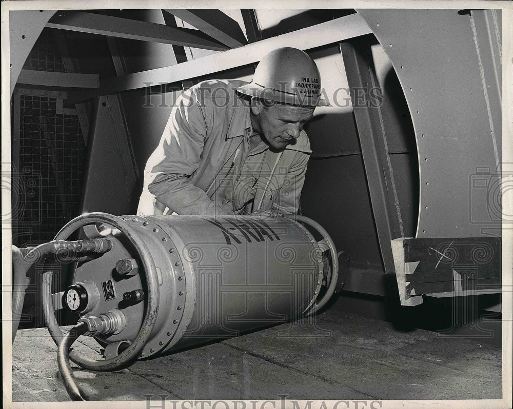 1953 Press Photo J.J. Inman Radiographer At San Francisco Naval Shipyard - Historic Images