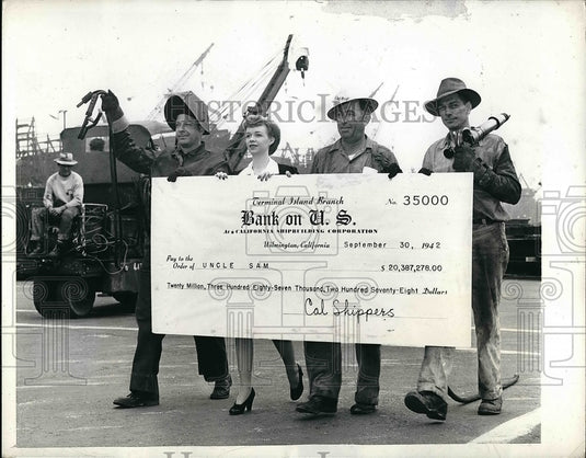 1942 Press Photo W.G. Jaster,Margaret Frisbee,E.E. Watson,H.C. Kelly With Check - Historic Images