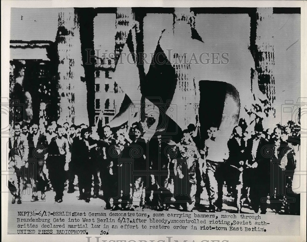 1958 Press Photo East German Demonstrators Carrying Banners Marching In Berlin - Historic Images
