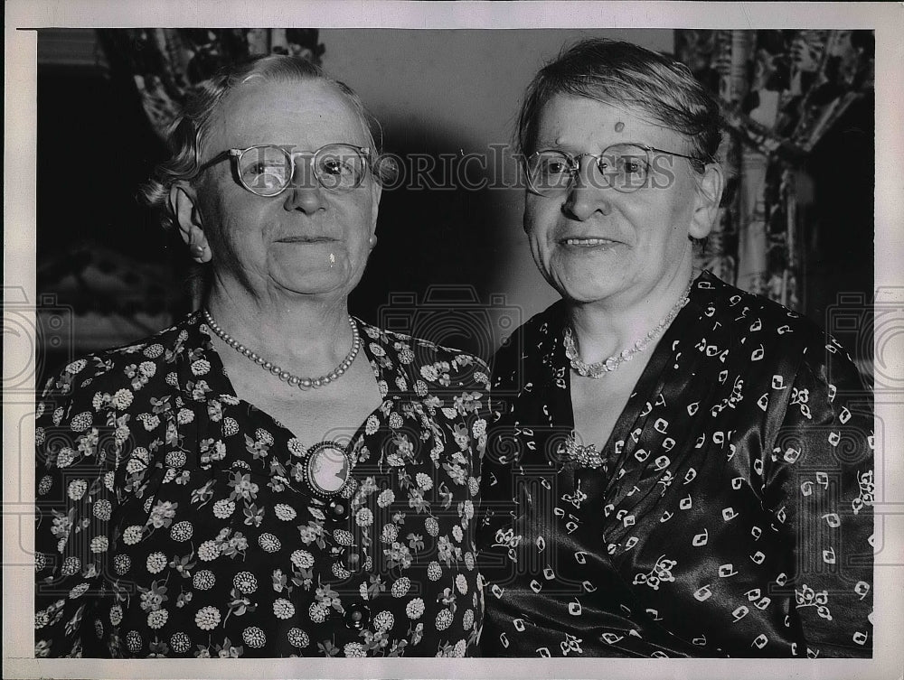1945 Sisters Reunited after fifty years Emma Wolf Spanier Ada Wolf - Historic Images