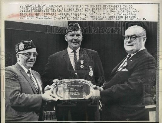 1965 Press Photo David Sentner Presents William Randolph Hearst Americanism-Historic Images