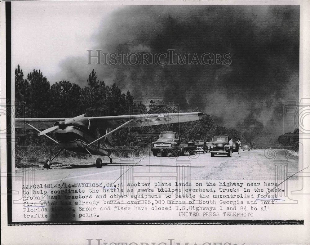 1955 Press Photo A spotter plane landing on the road to help firefighters - Historic Images