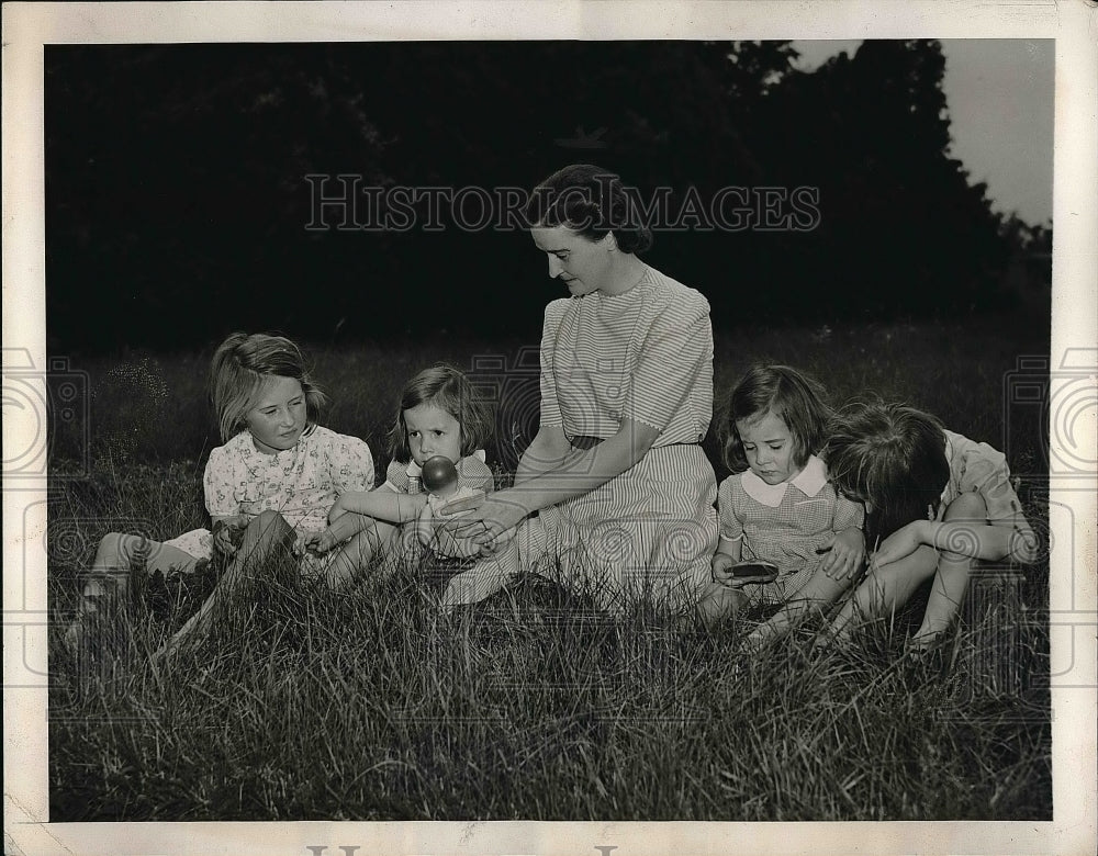1950 Press Photo Mrs. Harry Gurgenheim with a group of refugee children-Historic Images
