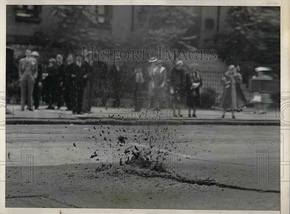 1939 Press Photo Geyser coming up through the Chicago streets - Historic Images