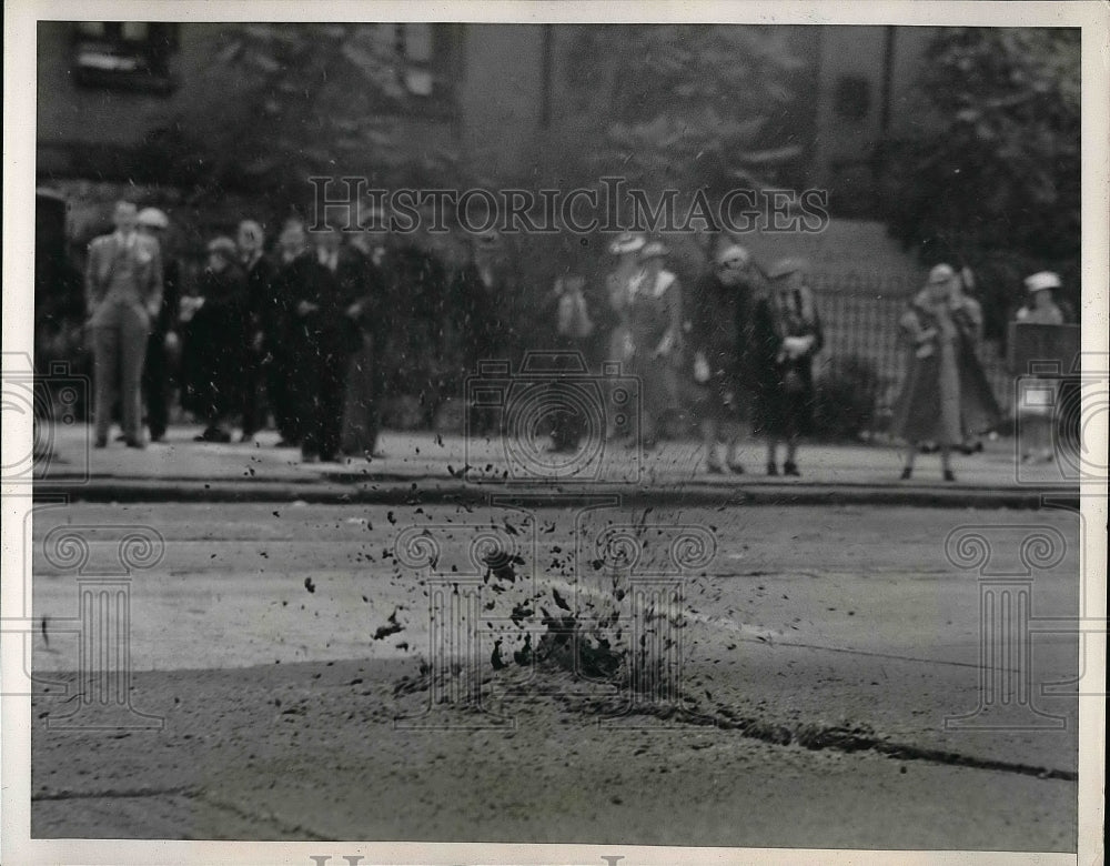 1939 Geyser coming up through Chicago streets  - Historic Images