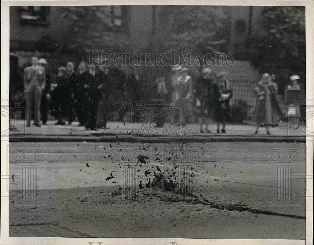 1939 Press Photo Geyser coming up through Chicago streets - nea56759 - Historic Images