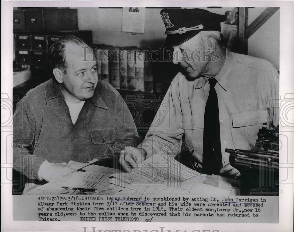1954 Press Photo Leroy Scherer and Lieut. John Garrigan at Albany Park station - Historic Images