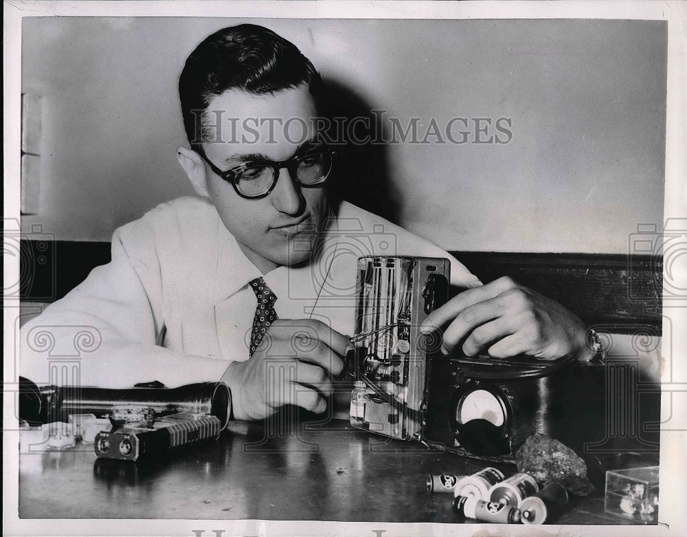 1956 Press Photo Barry Silvers Works On Geiger Counter For Prospecting - Historic Images