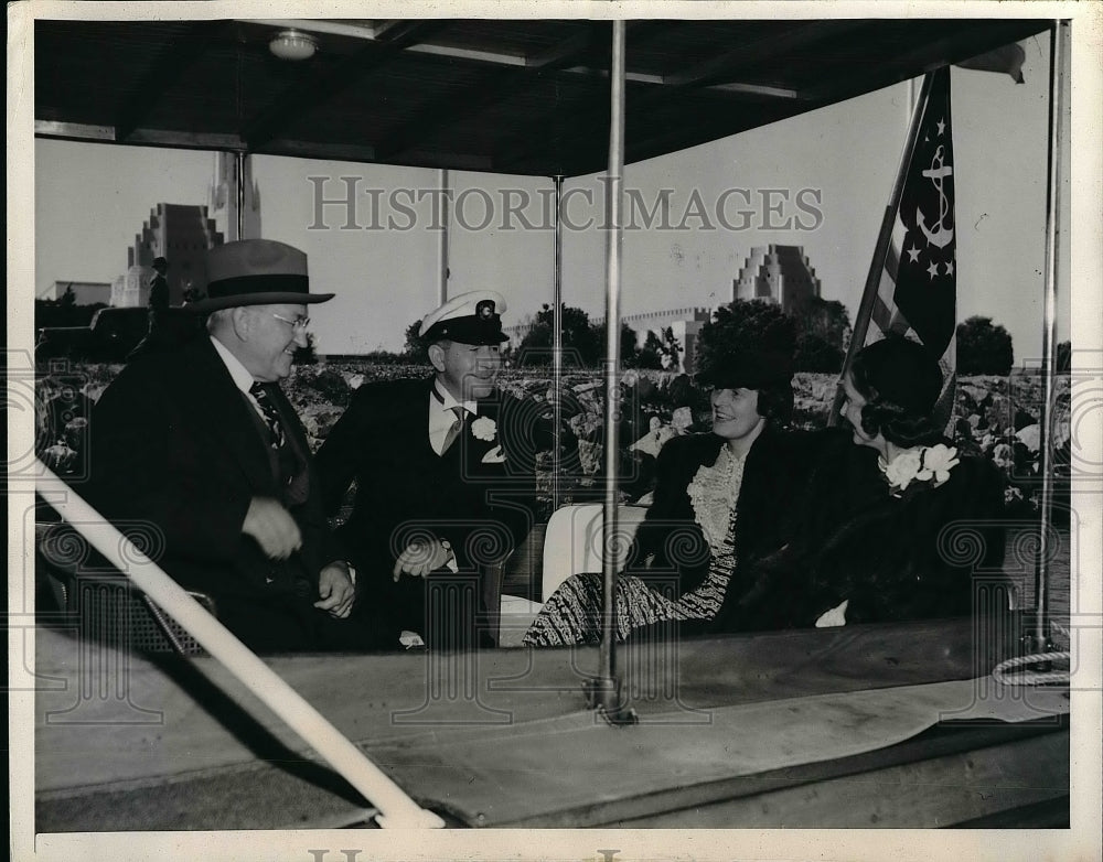 1940 Marshall Dill with Harvey Gibson and their wives  - Historic Images