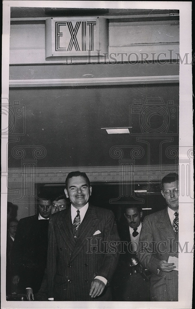 1948 Gov. Thomas Dewey leaving hotel  - Historic Images