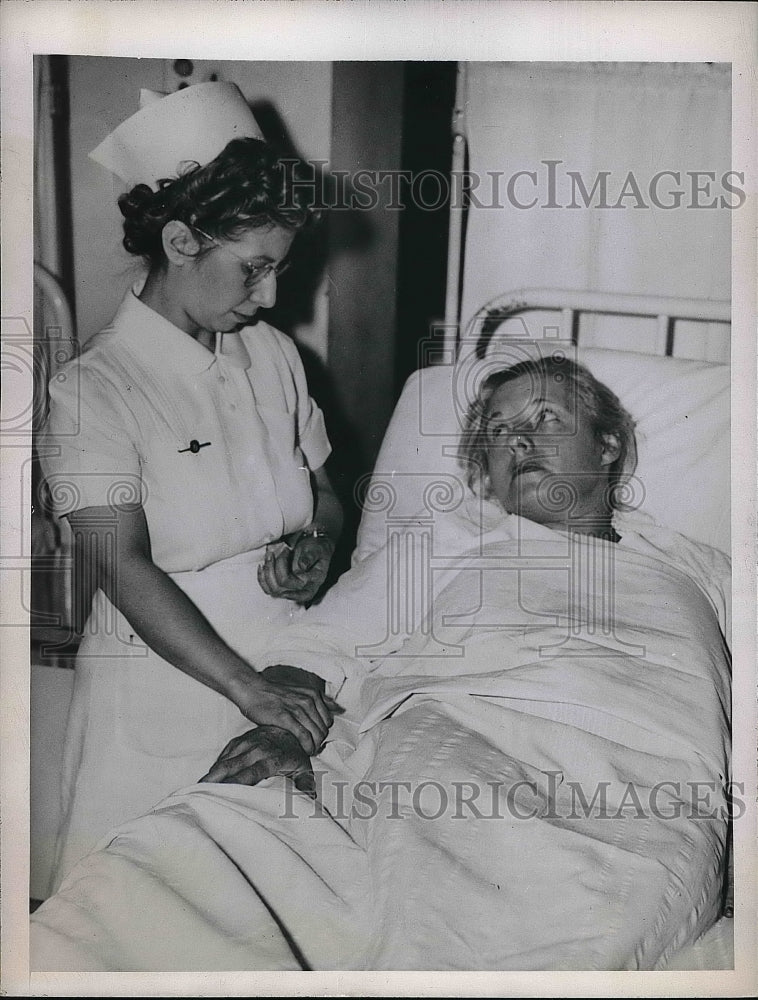 1945 Mrs. Olive Stoddard and nurse Mary Schiavitto at hospital - Historic Images