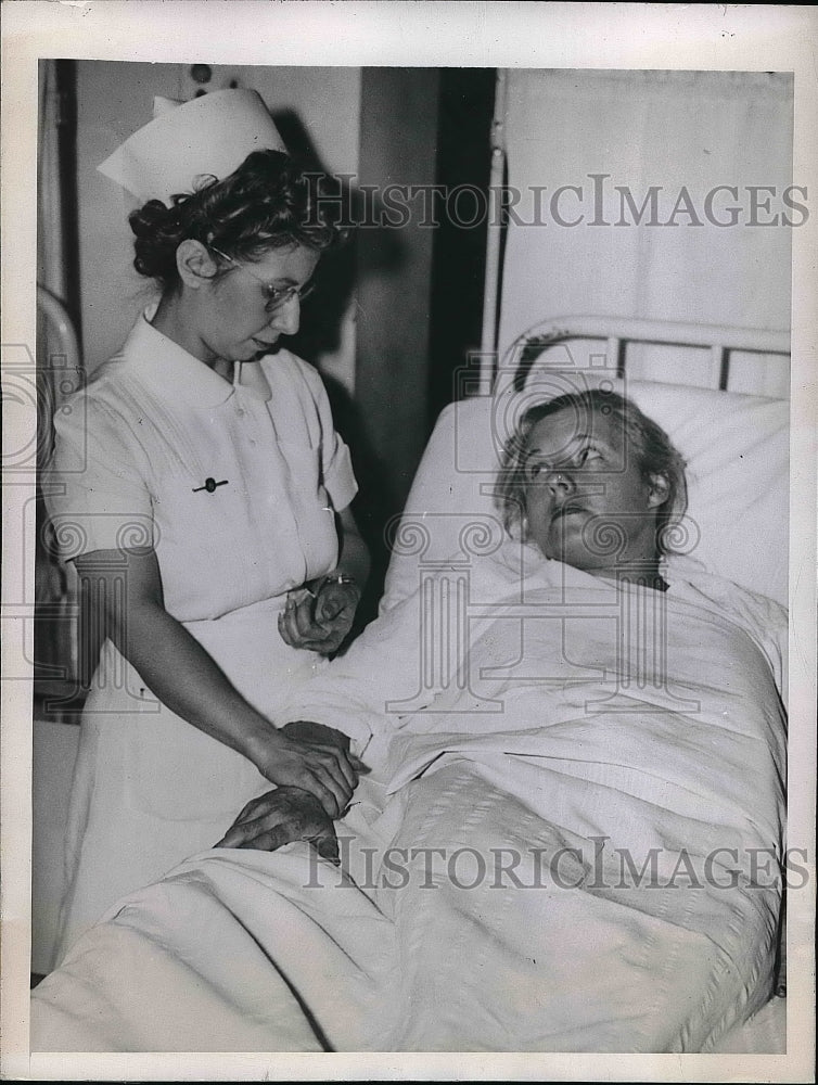 1945 Press Photo Mrs. Olive Stoddard and Nurse Mary Schiatto - nea56980 - Historic Images