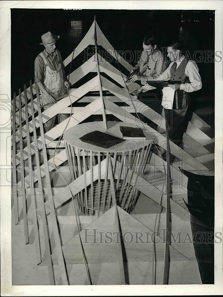 1943 Press Photo Shipbuilders Brown Morgan &amp; Hubert Check Mock Up - Historic Images
