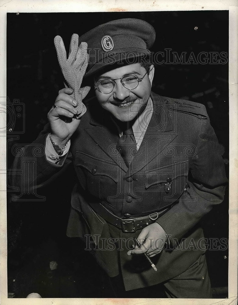 1940 Press Photo INP Photographer Samuel Schulman Arrives In New York - Historic Images