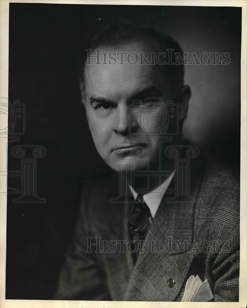 1956 Press Photo F.M. Sloan Vice President Lamp Westing House Electric Corp. - Historic Images