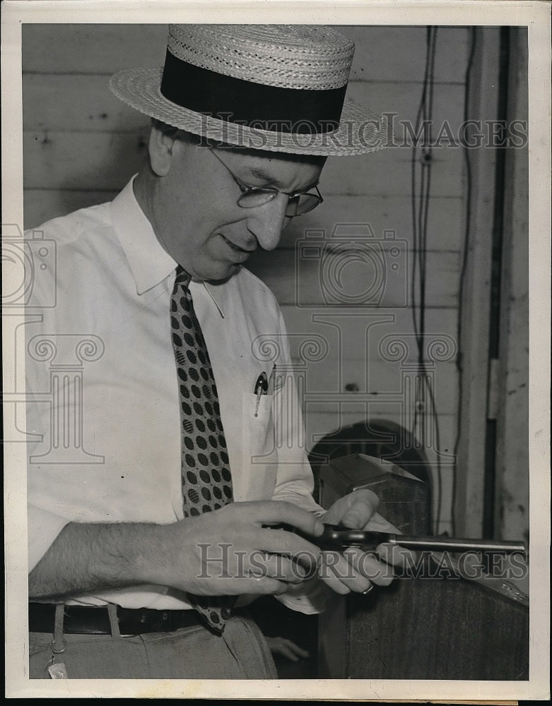 1939 Joseph Smith of the firearms identification department - Historic Images