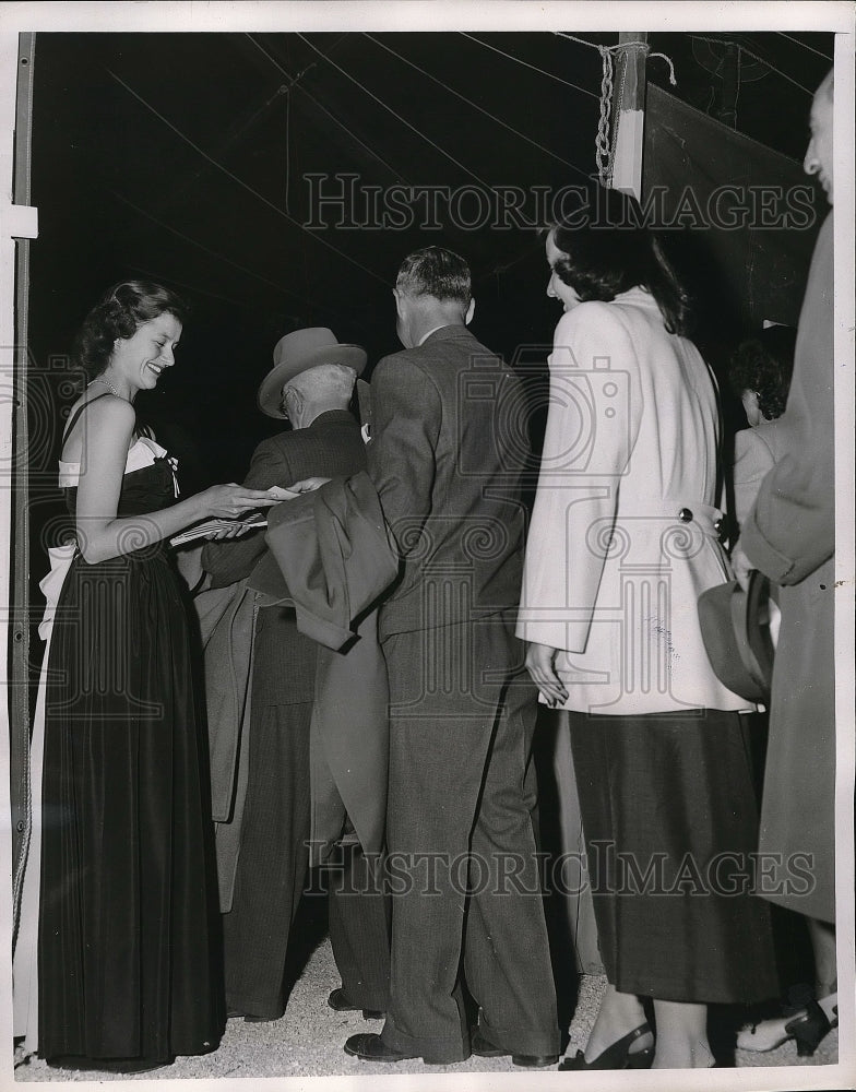 1950 Theatergoers greeted by evening gowns are sure Ginny Arens - Historic Images