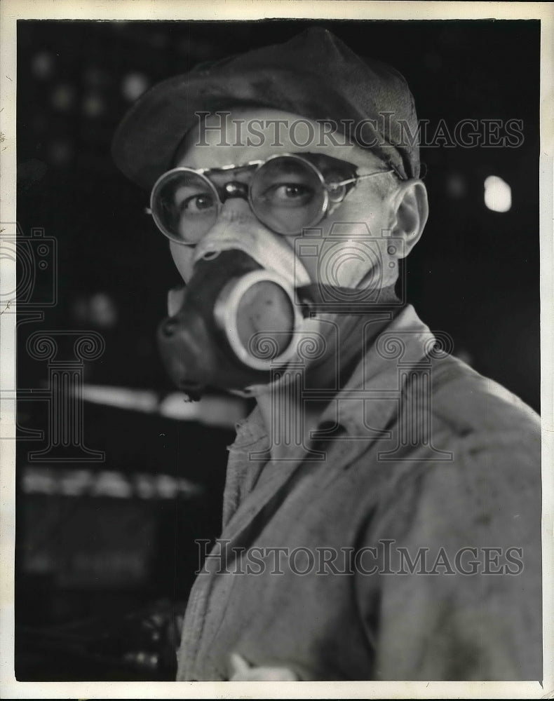 1943 M. Lippa working in lead factory  - Historic Images