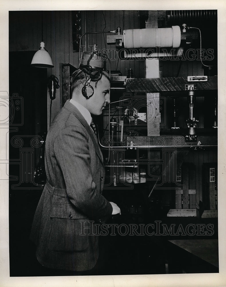 1945 Press Photo S.E. Leonard WTAM&#39;s engineer in charge - Historic Images
