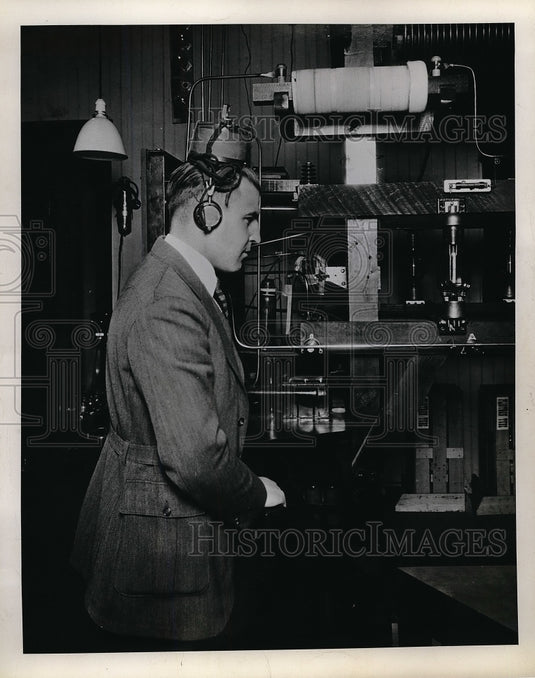 1945 Press Photo S.E. Leonard WTAM's engineer in charge - Historic Images