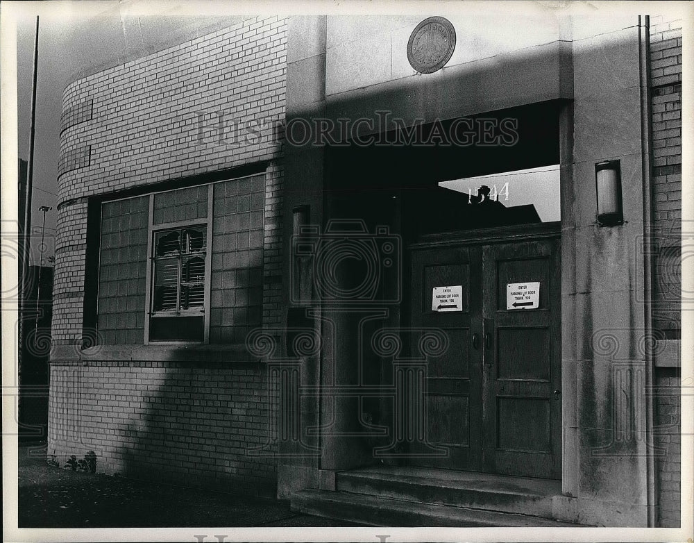Press Photo Signs Pointing To Entrance On A Building - nea57213 - Historic Images