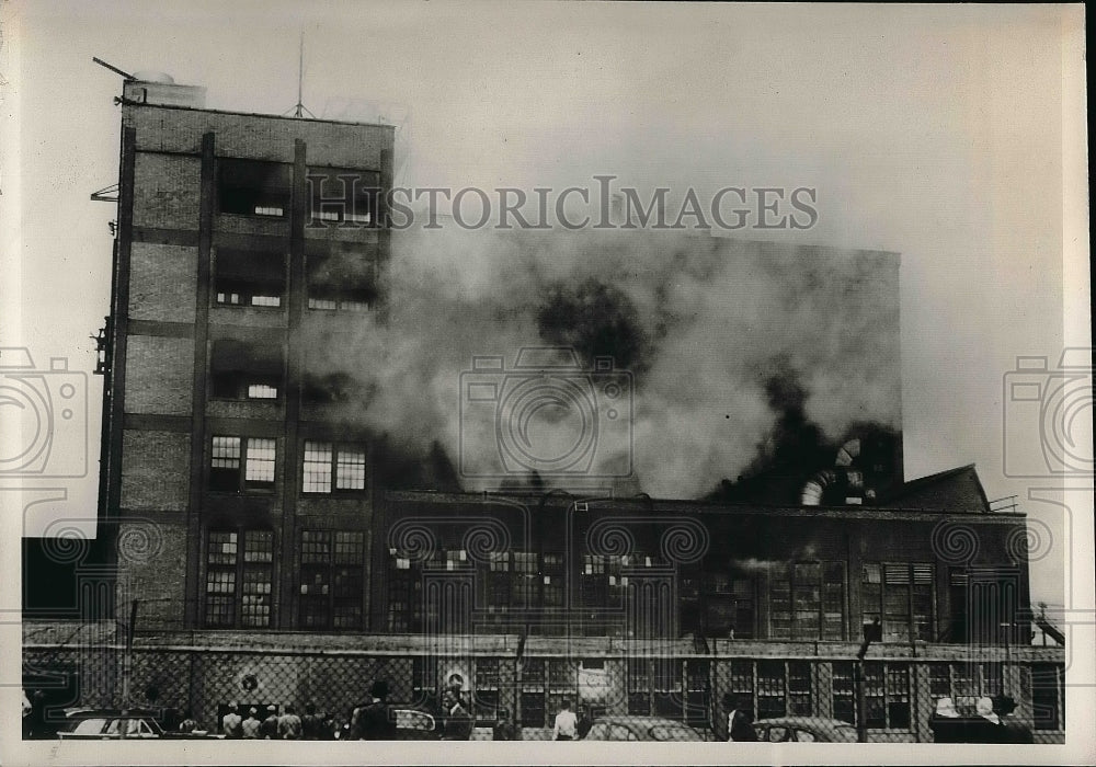 1950 Press Photo View Of Xylos Rubber Company Plant On Fire - Historic Images