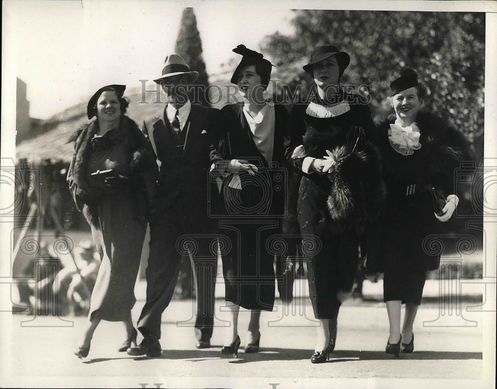 1935 Press Photo Actor Mrs. Henry Gordon &amp; Lady Thelma At 20th Century Studios-Historic Images