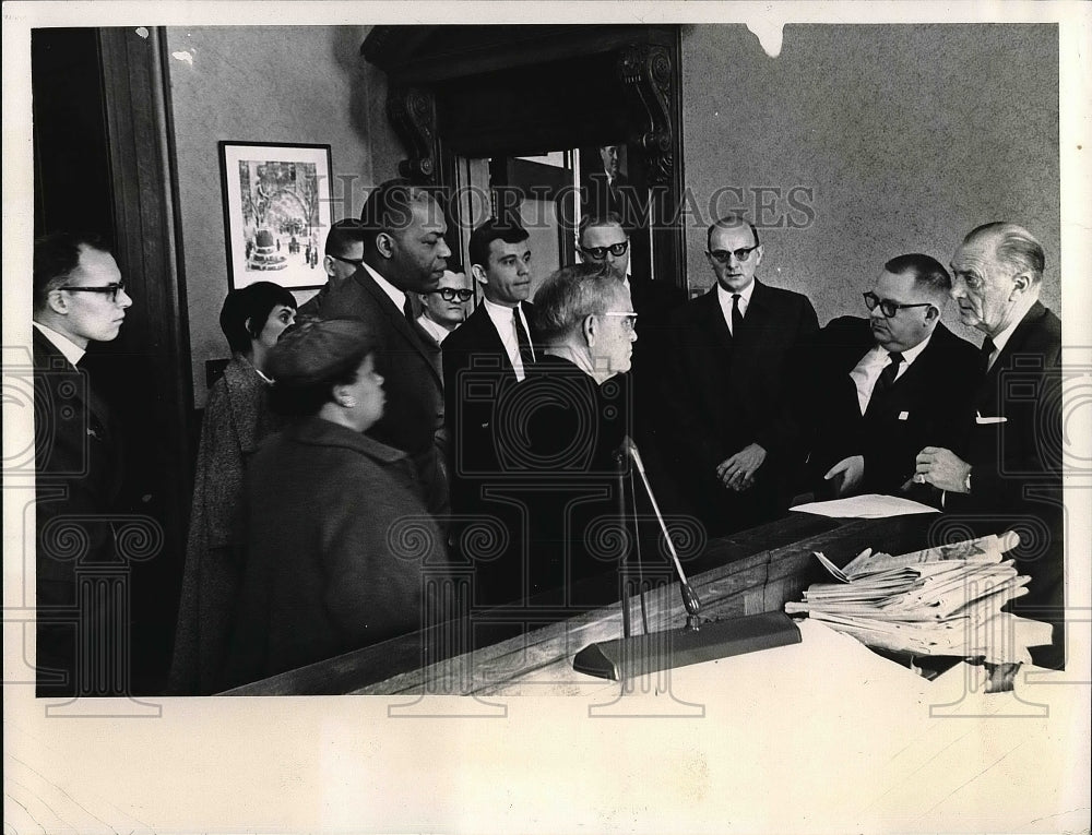 1962 Press Photo Lew Weinacht of Mayor's Office Speaks to Ministers - nea57292 - Historic Images