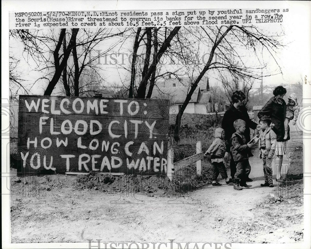 1970 Press Photo Minot residents passing a sign that says welcome to flood city - Historic Images
