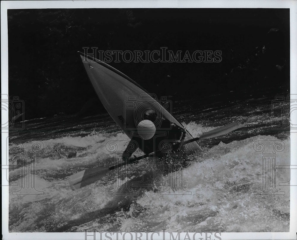 Press Photo A Kayaker Paddling In The Water - Historic Images