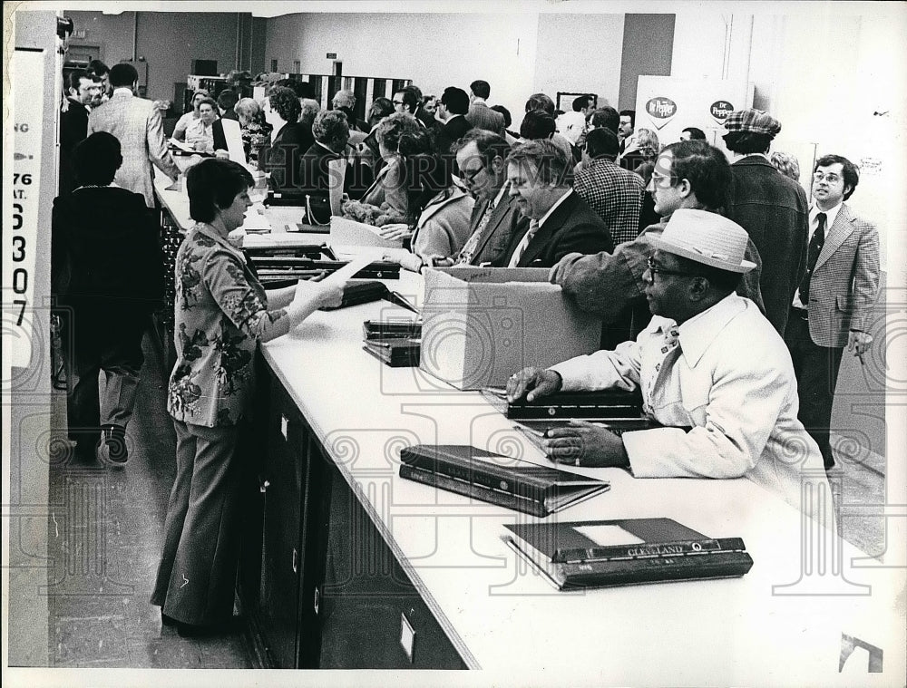 Press Photo View Of Crowd Standing In Line At Cleveland Office - nea57344 - Historic Images