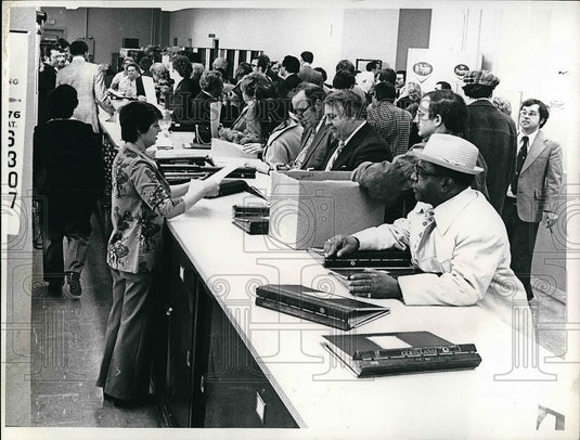 Press Photo View Of Crowd Standing In Line At Cleveland Office - nea57344 - Historic Images