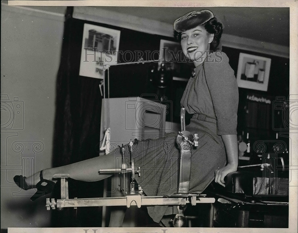 1939 Lorraine Guenther Demonstrates Use Of Metal Femur Splint - Historic Images