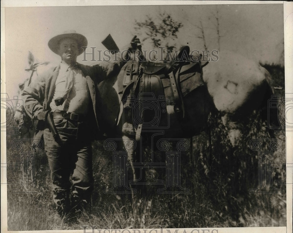 1930 Press Photo Alfred Shlupowl With Horse In Field - Historic Images