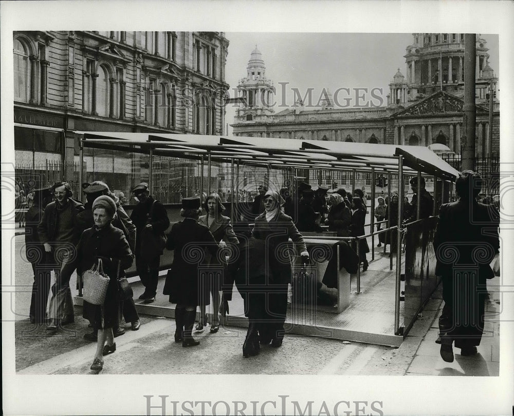 Press Photo Groups of people walking through covered area - nea57432 - Historic Images