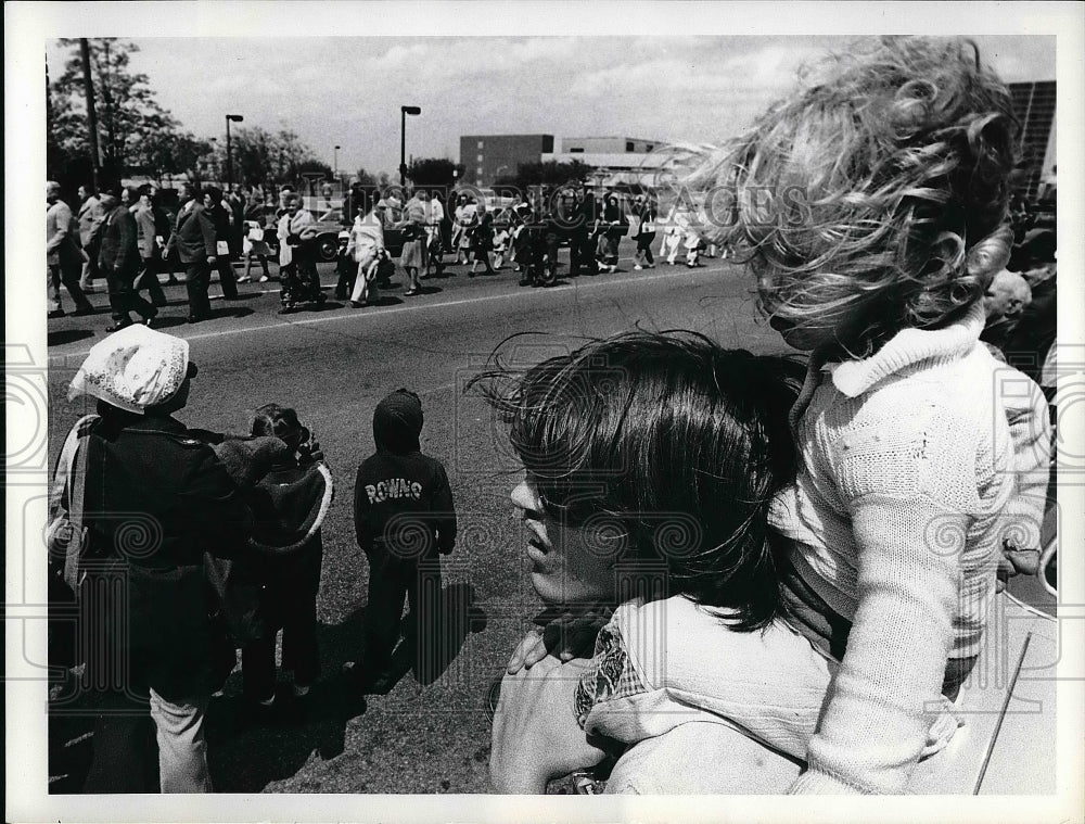 1976 Press Photo Jennifer Bartcak and Edward Sandercock at parade - nea57433 - Historic Images