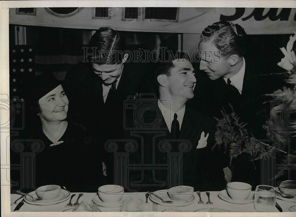 1937 Press Photo Sammy Baugh Honored By Home Town With Banquet - Historic Images