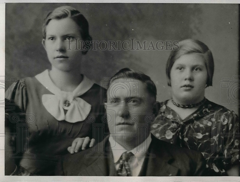 1935 Press Photo Sisters Helen &amp; Edith Kuhl With Brother William Kuhl - Historic Images