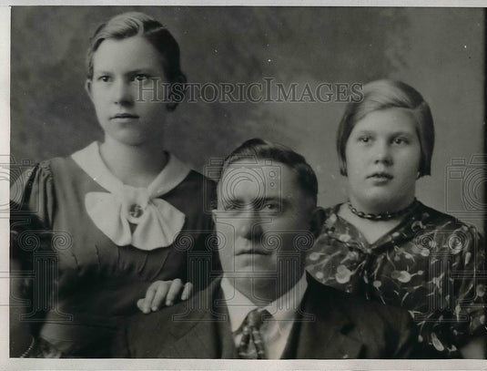 1935 Press Photo Sisters Helen & Edith Kuhl With Brother William Kuhl - Historic Images